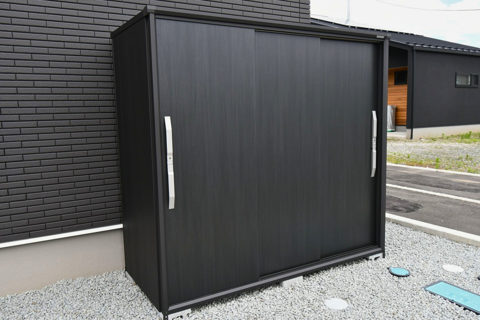 家の外観に合わせた黒の物置
