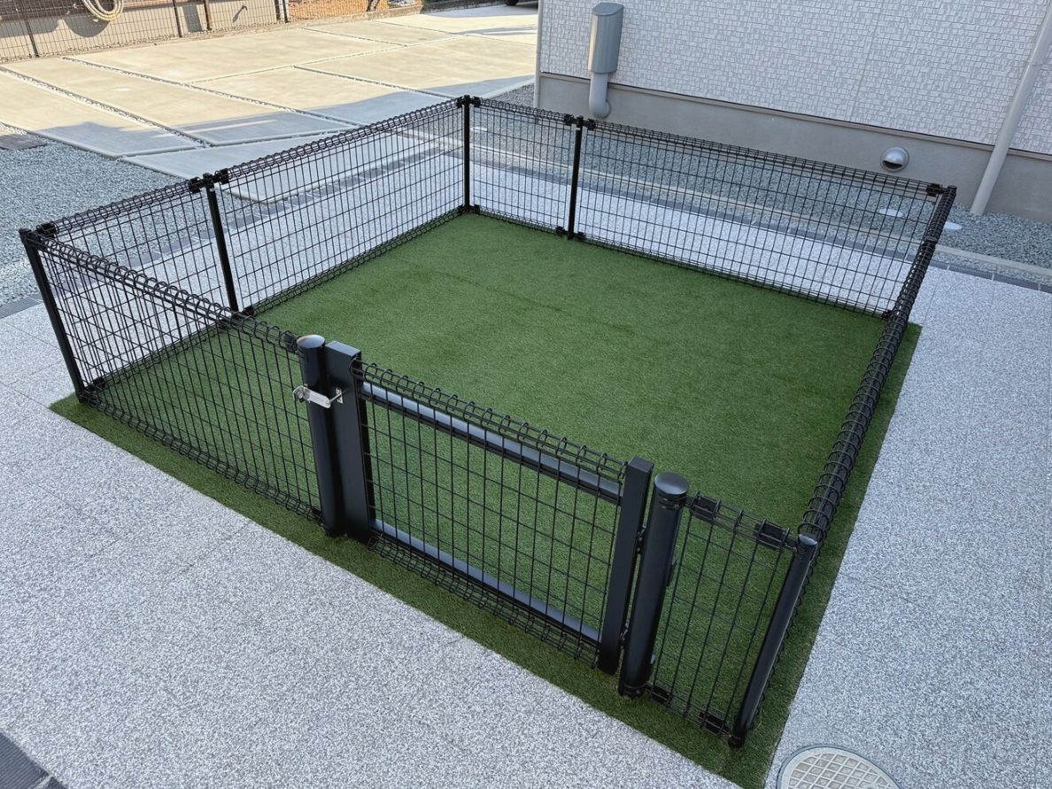 愛犬を安心して遊ばせられる、人工芝のドッグラン