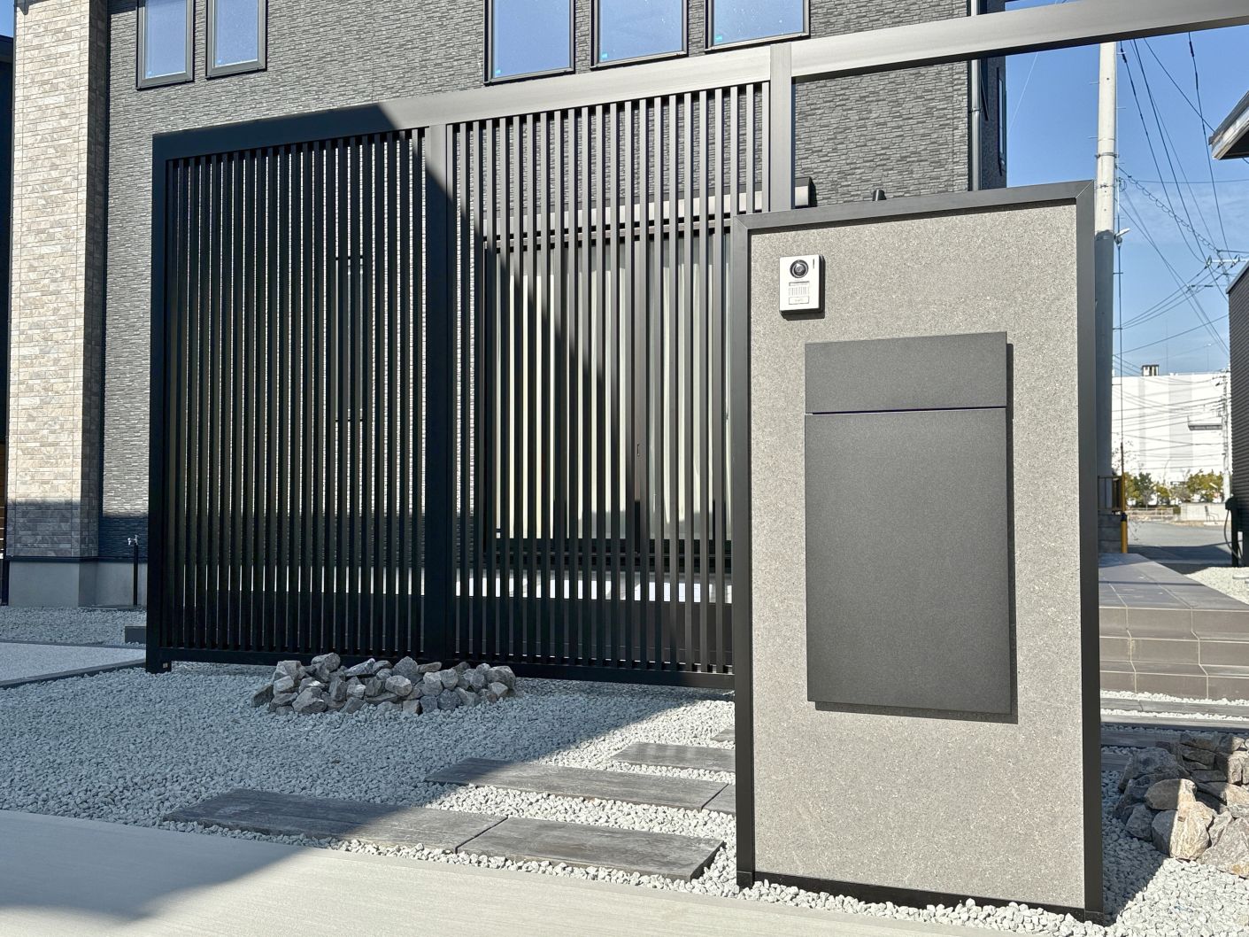 高さ３メートルの縦格子、フレームで目隠しと入口動線を一体演出