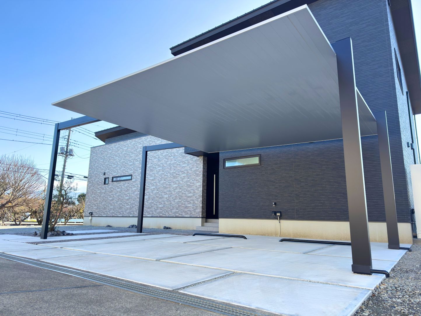 カーポートの梁を延長し、歩行ルートを確保