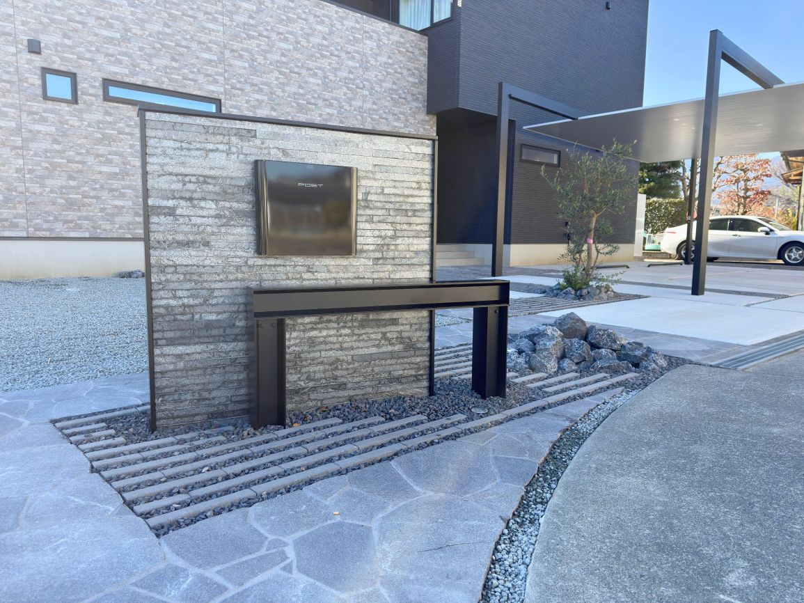 歩く動線が楽しい玄関アプローチ