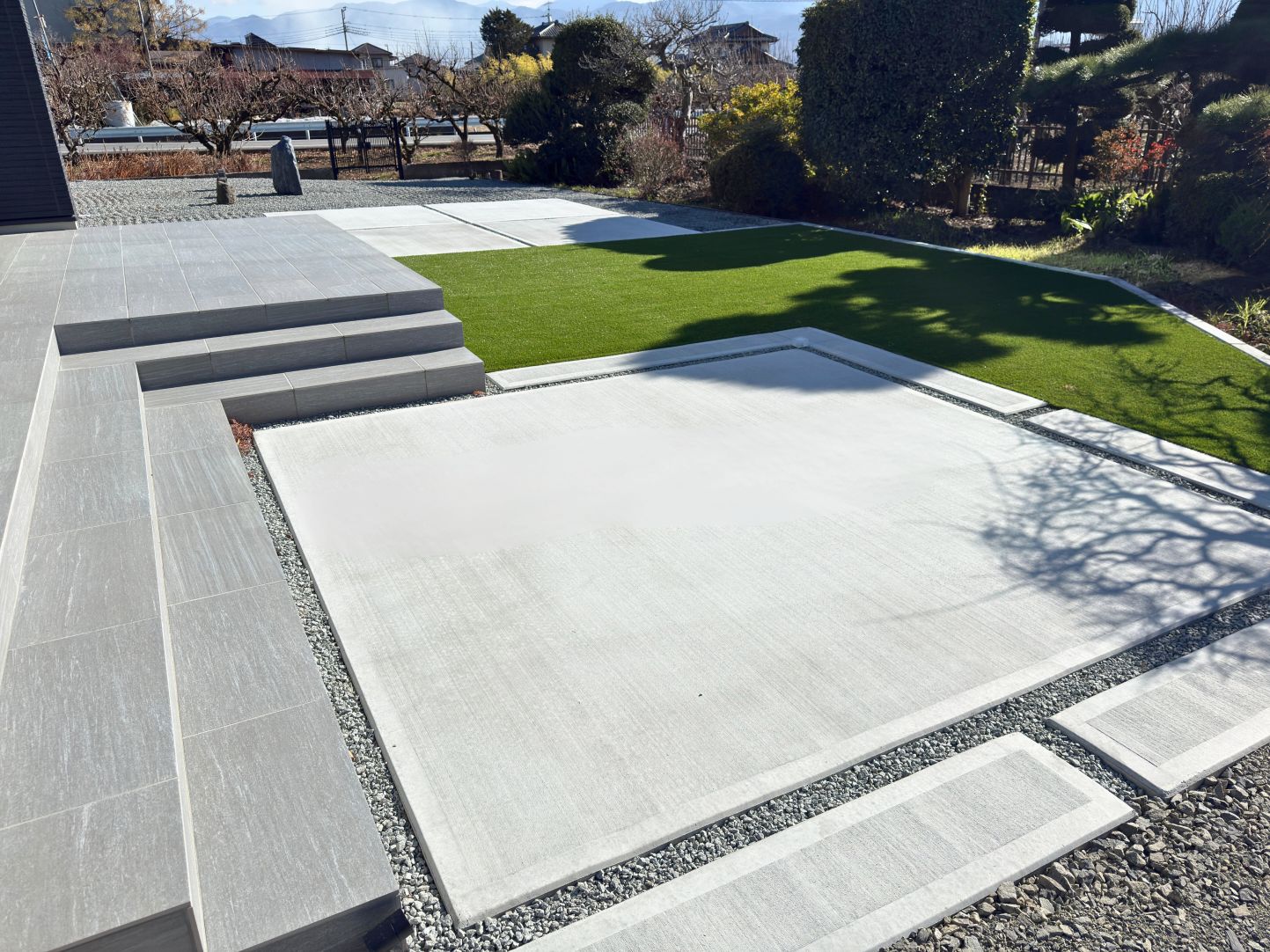 土間と人工芝でバーベキューもプールも