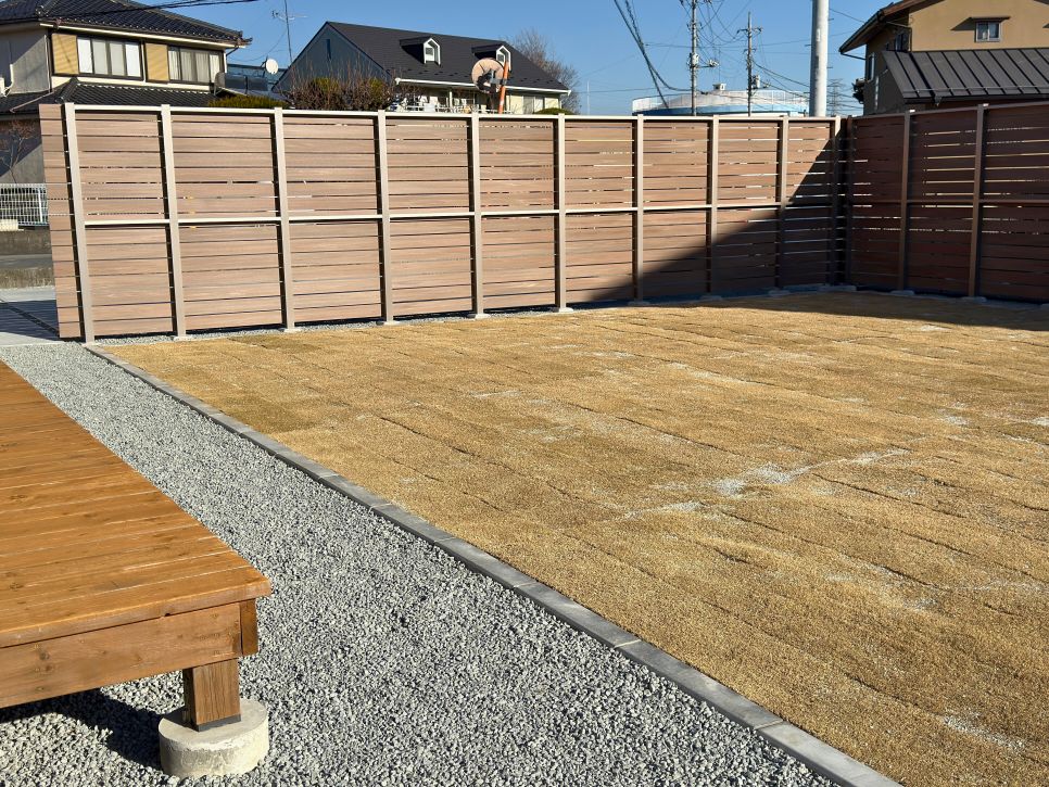 季節ごとに表情を変える芝生スペース