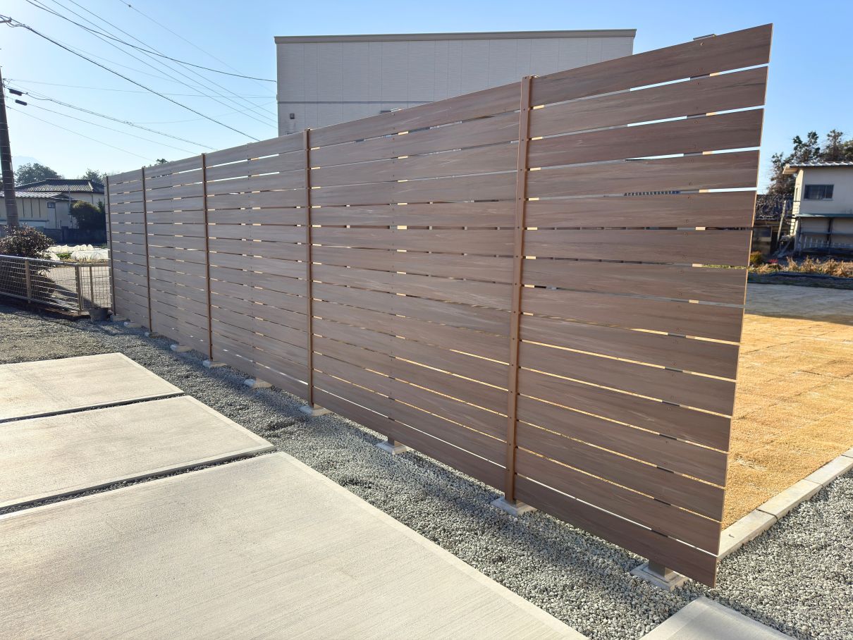 自然な風合いでも手入れがしやすい樹脂フェンス