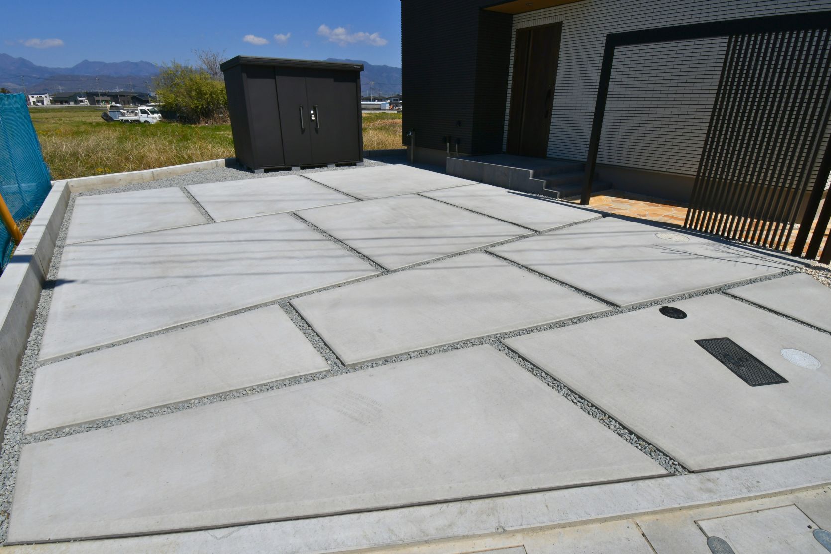 趣味の焚き火もできる広々とした駐車スペース