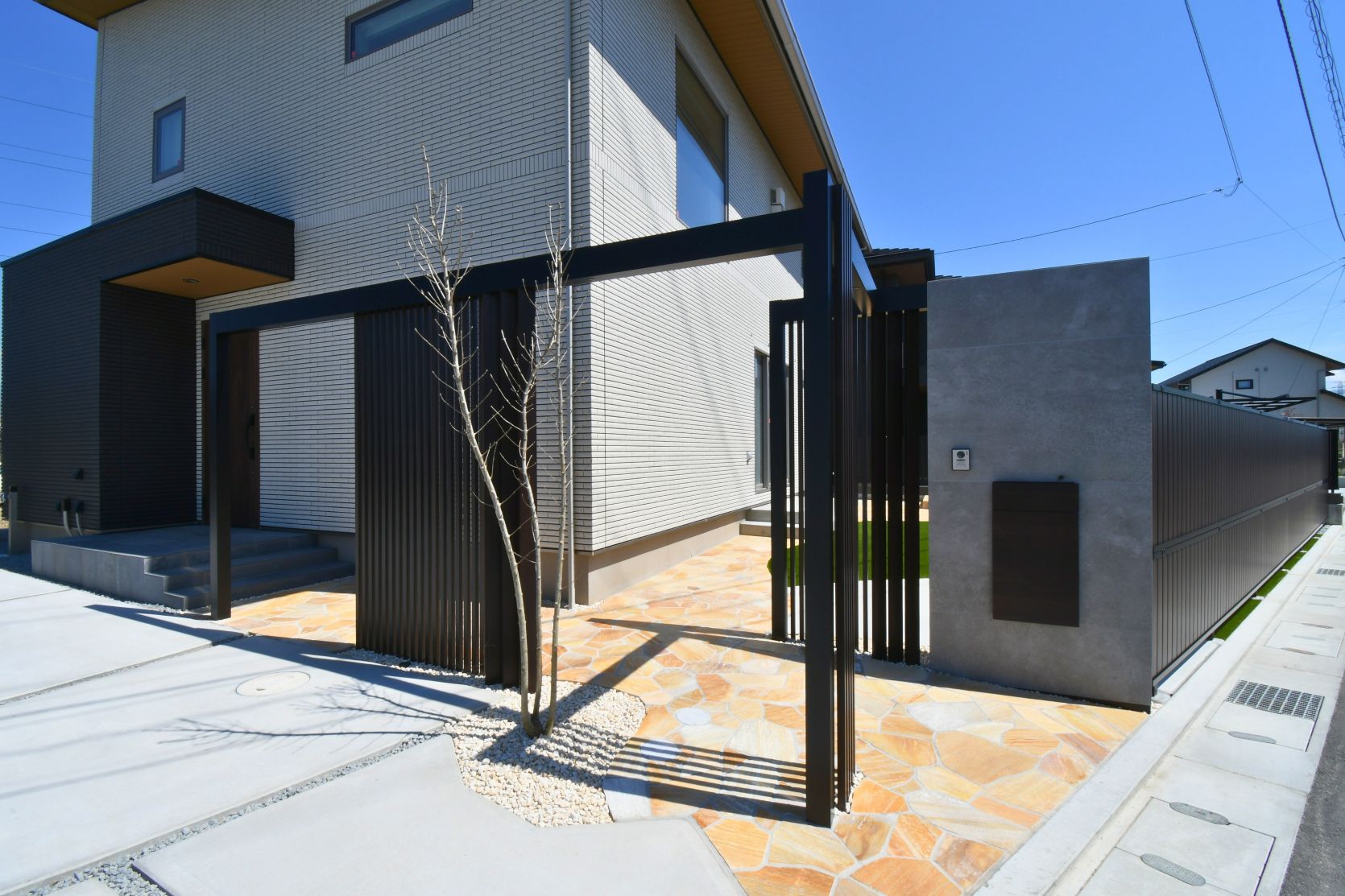 立体的なフレームで飾るスタイリッシュな門周り