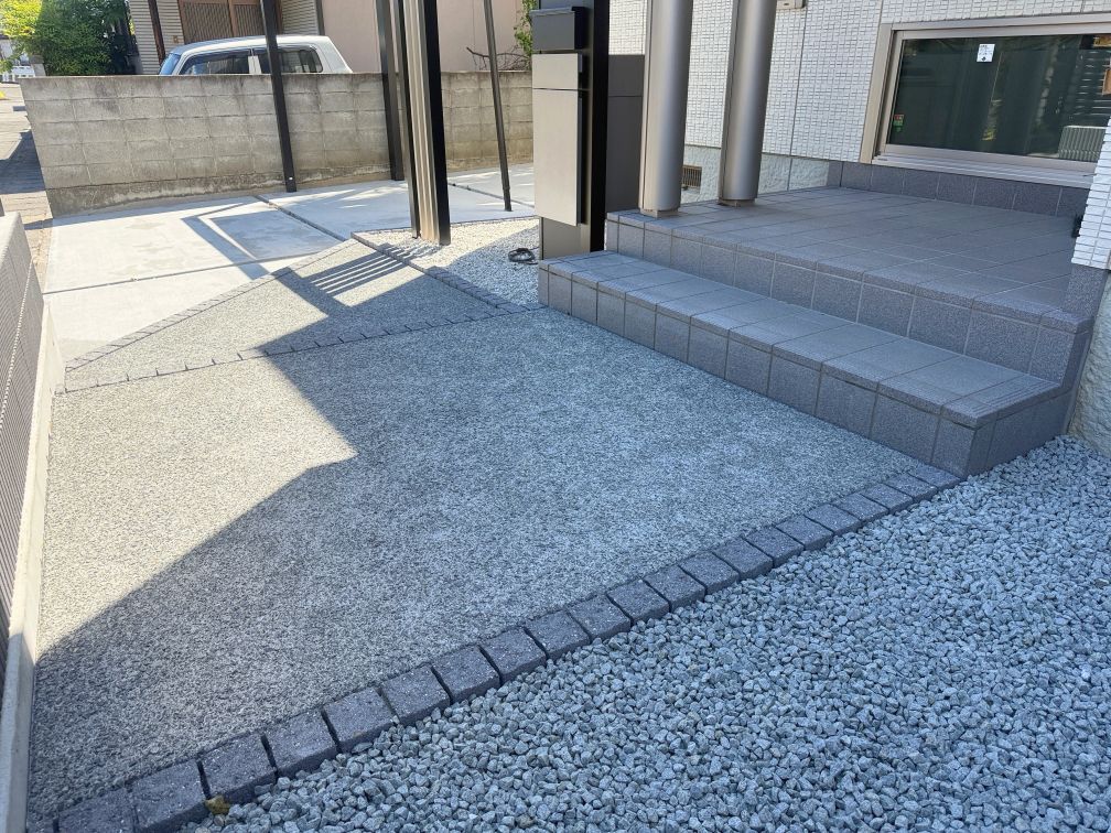 コンクリートの洗い出し仕上げで整えた階段アプローチ 