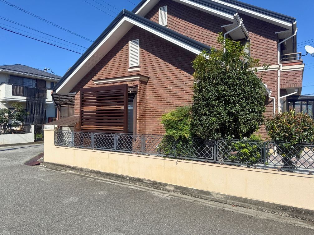 外観になじむフェンスで、日よけと目隠しを